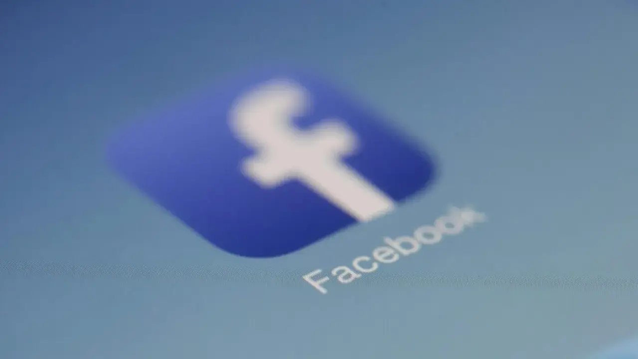 Ikona Facebooka. Chcesz wiedzieć, jak odświeżyć post na FB? Zobacz, jak to zrobić!