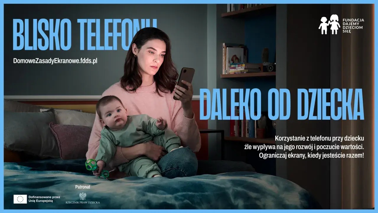 Matka z dzieckiem w reklamie. Kobieta patrzy w telefon, dziecko obok. Przesłanie: ograniczaj ekrany, gdy jesteś z dzieckiem.