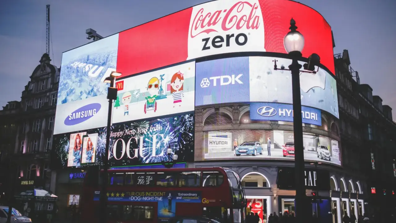 Najpopularniejsze reklamy telewizyjne na ekranach Piccadilly Circus: Coca-Cola Zero, Samsung, Vogue, Hyundai.