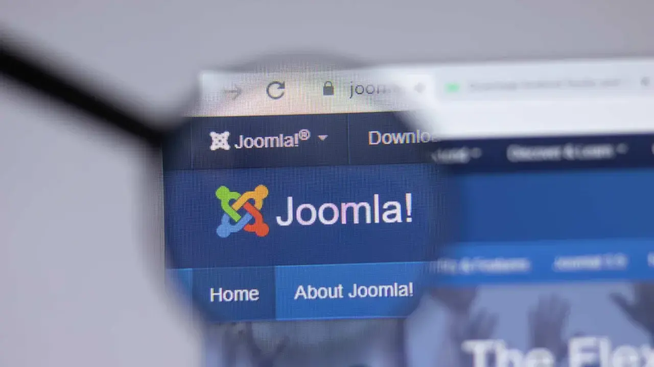 Lupa powiększa logo i nazwę Joomla! na stronie internetowej. Dowiedz się, joomla co to za system CMS.