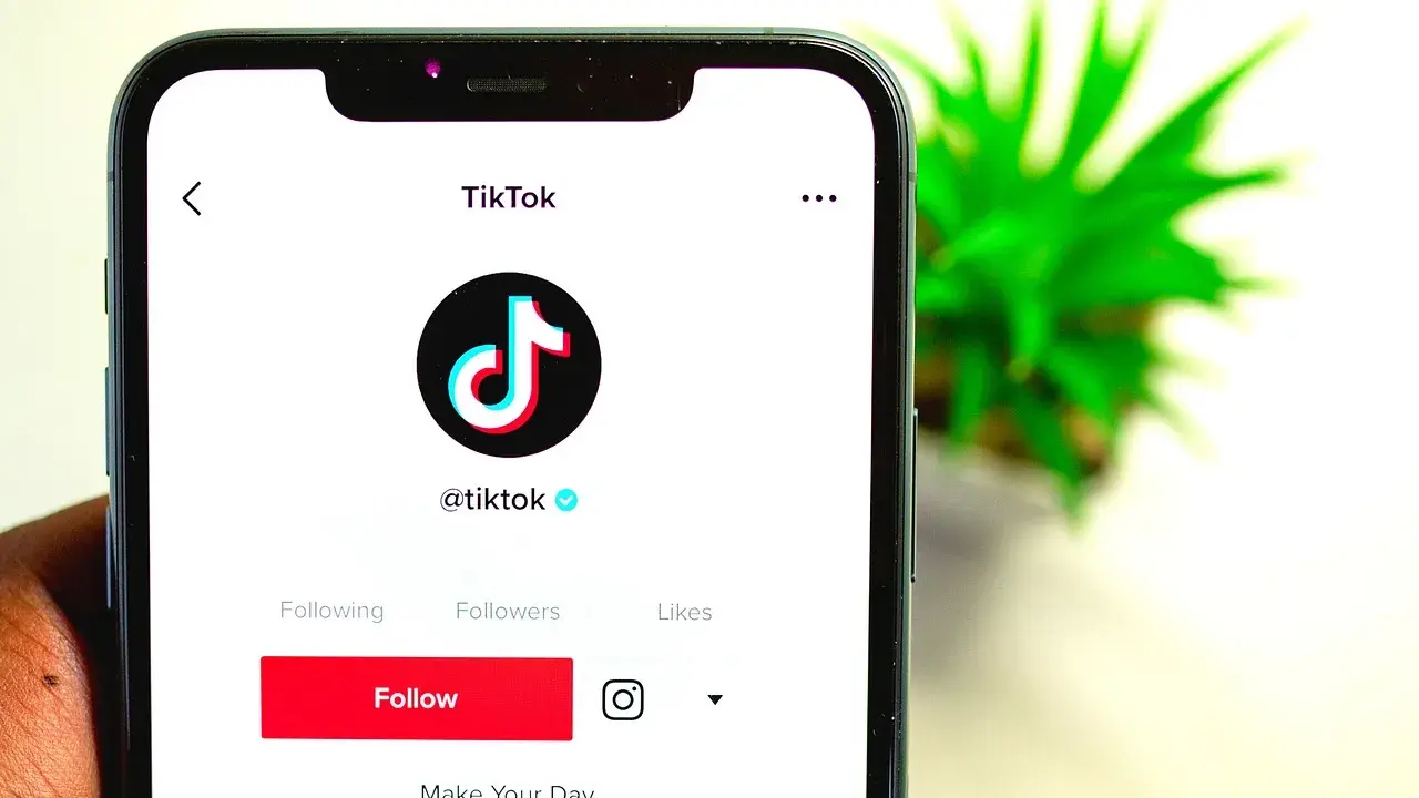 Ekran telefonu z aplikacją TikTok. Zastanawiasz się, ile można mieć kont na TikToku?