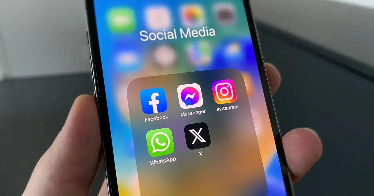 Na ekranie telefonu ikony Facebook, Messenger, Instagram, WhatsApp i X. Czy to już mem, czy jeszcze tylko aplikacje?