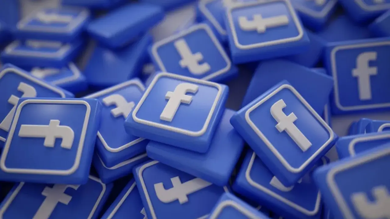 Stos ikon Facebooka. Chcesz wiedzieć, jak zwiększyć zasięgi na FB? Te ikony symbolizują potencjał dotarcia do milionów.