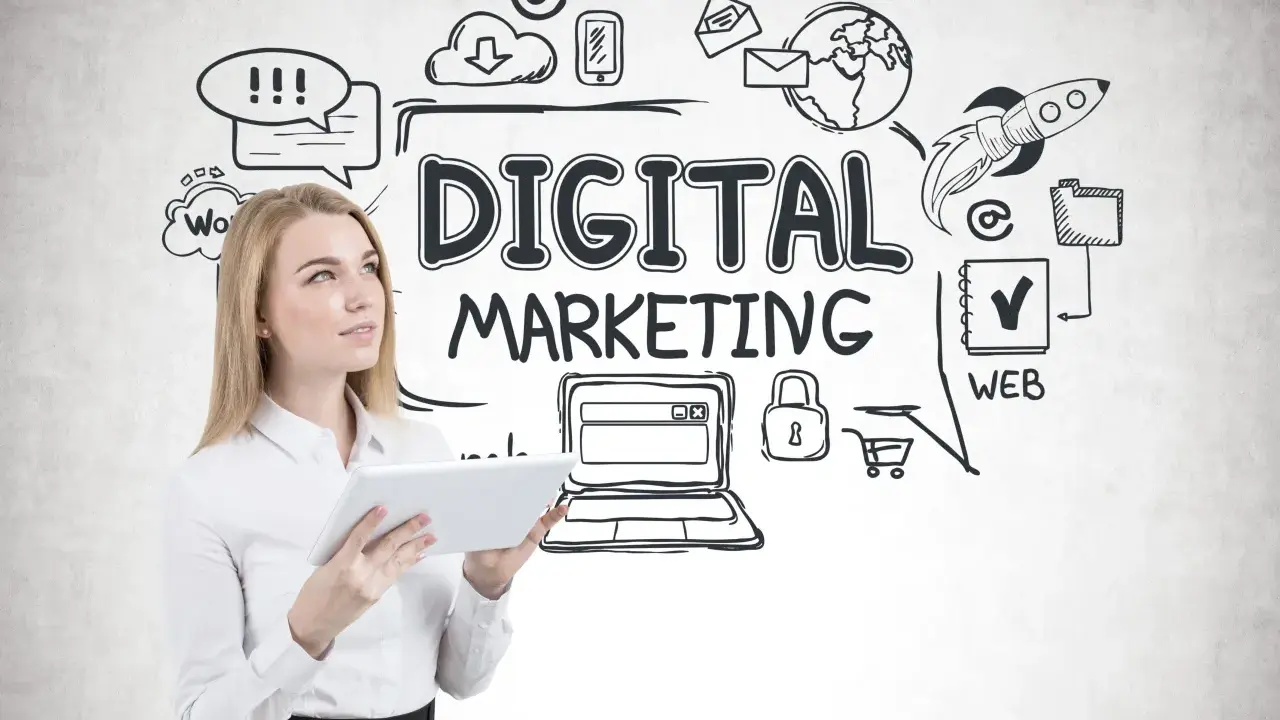 Kobieta z tabletem analizuje schemat "DIGITAL MARKETING", rozważając jego wady i zalety.