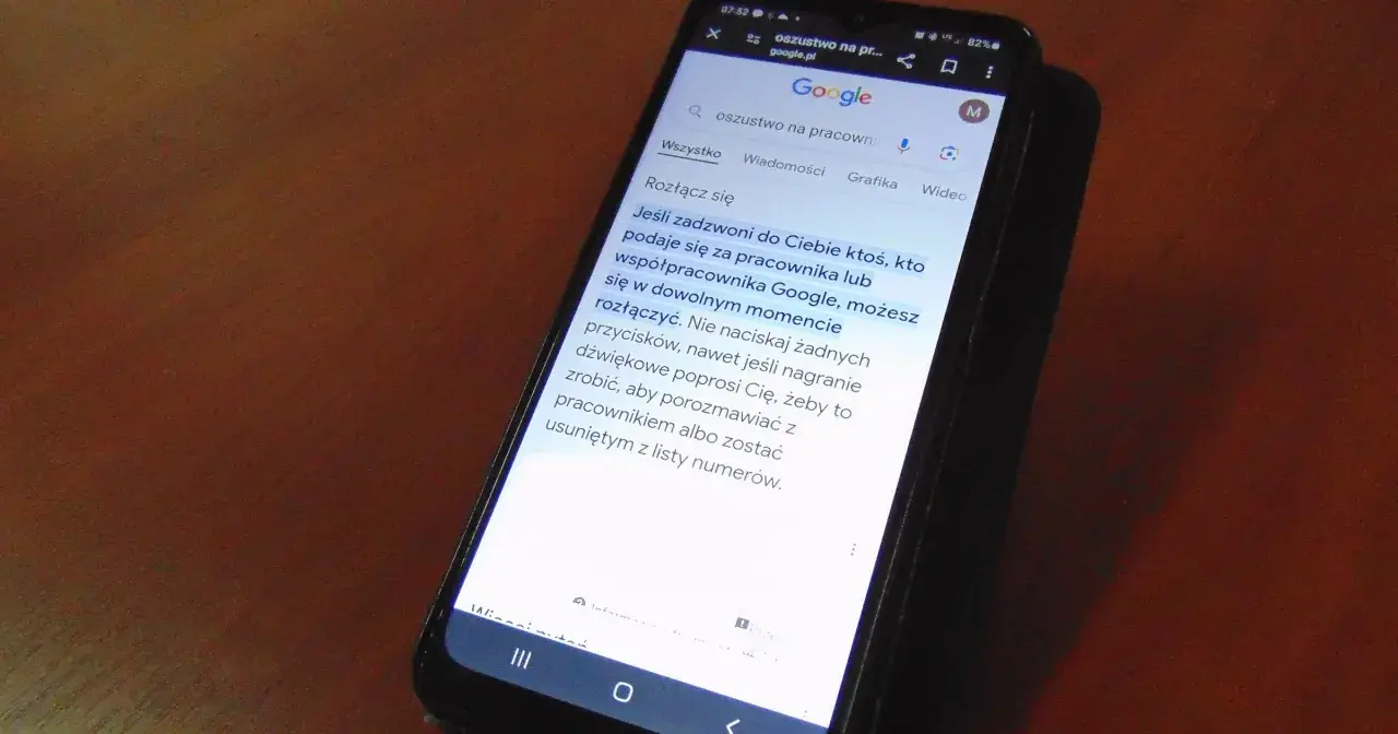 Oszustwo na pracownika Google. Telefon ostrzega przed nieznanymi połączeniami, by nie paść ofiarą oszustów.