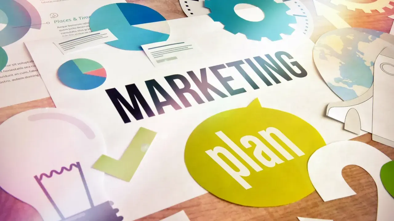 Grafika przedstawia elementy strategii marketingowej: wykresy, żarówkę, globus i napis "MARKETING plan". To wizualizacja skutecznego outbound marketing.