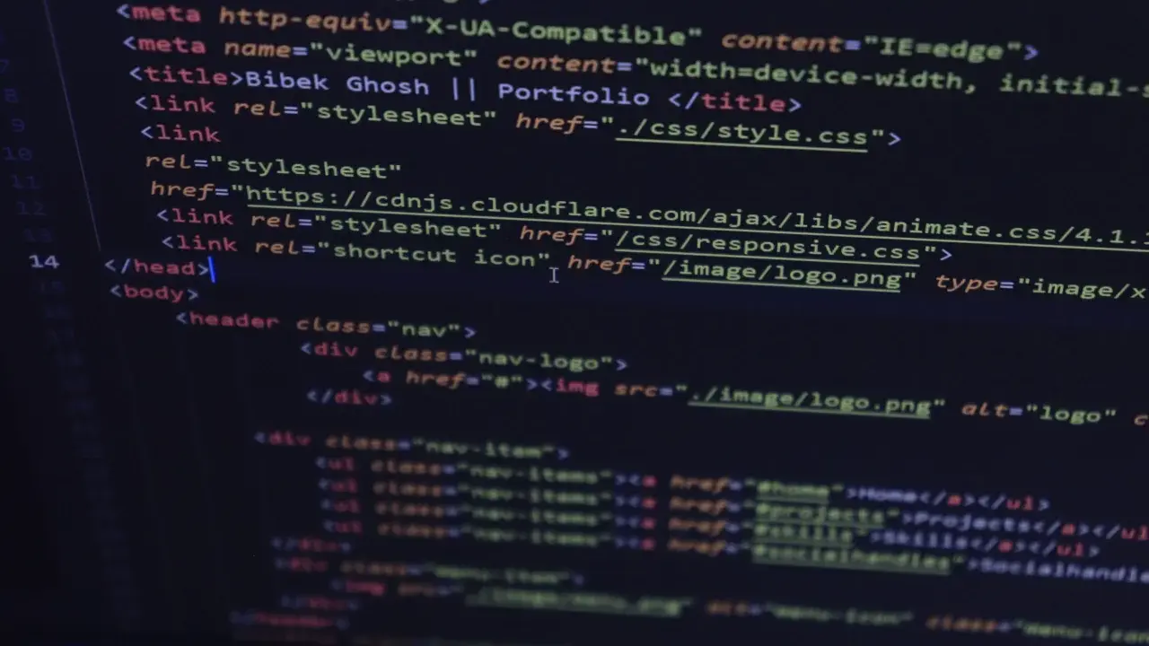 Kod HTML strony z meta tagami, tytułem "Bibek Ghosh || Portfolio" i linkami do plików CSS.