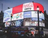 Najpopularniejsze reklamy telewizyjne na ekranach Piccadilly Circus: Coca-Cola Zero, Samsung, Vogue, Hyundai.