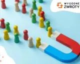Magnes przyciąga drewniane pionki, symbolizując segmentację klientów i skuteczne docieranie do grup docelowych.