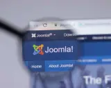 Lupa powiększa logo i nazwę Joomla! na stronie internetowej. Dowiedz się, joomla co to za system CMS.