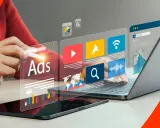 Interaktywny słownik marketingowy: ikony reklam, wykresy, mapa świata i dane na ekranach.