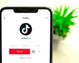 Ekran telefonu z aplikacją TikTok. Zastanawiasz się, ile można mieć kont na TikToku?