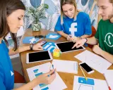 Trzy osoby przy stole omawiają, jak utworzyć grupę na Facebooku, otoczone logotypami mediów społecznościowych.
