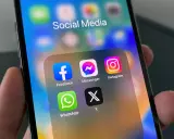 Na ekranie telefonu ikony Facebook, Messenger, Instagram, WhatsApp i X. Czy to już mem, czy jeszcze tylko aplikacje?