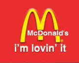 McDonald's "i'm lovin' it" - klasyczne hasła reklamowe przykłady. Złote łuki na czerwonym tle.
