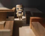 Drewniany robot stoi w labiryncie z klocków, jak zagubione **orphan pages** szukające swojej ścieżki.