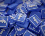 Stos ikon Facebooka. Chcesz wiedzieć, jak zwiększyć zasięgi na FB? Te ikony symbolizują potencjał dotarcia do milionów.