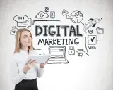 Kobieta z tabletem analizuje schemat "DIGITAL MARKETING", rozważając jego wady i zalety.