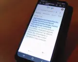 Oszustwo na pracownika Google. Telefon ostrzega przed nieznanymi połączeniami, by nie paść ofiarą oszustów.