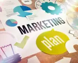Grafika przedstawia elementy strategii marketingowej: wykresy, żarówkę, globus i napis "MARKETING plan". To wizualizacja skutecznego outbound marketing.