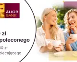 Dwie uśmiechnięte kobiety piją kawę. Alior Bank oferuje 250 zł dla poleconego i 2500 zł dla polecającego w ramach marketing rekomendacyjny.
