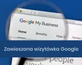 Widok strony Google My Business pod lupą. Zawieszona wizytówka Google może oznaczać problemy z widocznością firmy w wyszukiwarce.