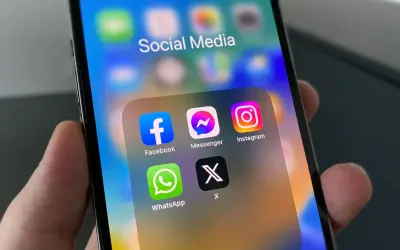 Na ekranie telefonu ikony Facebook, Messenger, Instagram, WhatsApp i X. Czy to już mem, czy jeszcze tylko aplikacje?