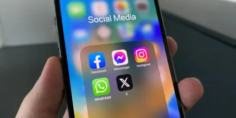 Na ekranie telefonu ikony Facebook, Messenger, Instagram, WhatsApp i X. Czy to już mem, czy jeszcze tylko aplikacje?