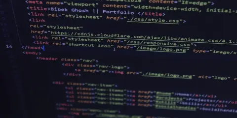 Kod HTML strony z meta tagami, tytułem "Bibek Ghosh || Portfolio" i linkami do plików CSS.