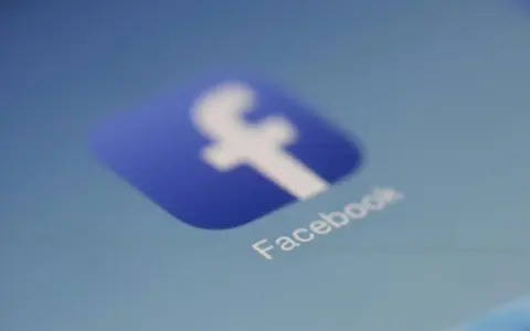 Ikona Facebooka. Chcesz wiedzieć, jak odświeżyć post na FB? Zobacz, jak to zrobić!