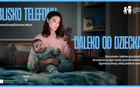 Matka z dzieckiem w reklamie. Kobieta patrzy w telefon, dziecko obok. Przesłanie: ograniczaj ekrany, gdy jesteś z dzieckiem.
