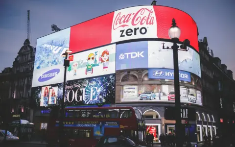 Najpopularniejsze reklamy telewizyjne na ekranach Piccadilly Circus: Coca-Cola Zero, Samsung, Vogue, Hyundai.