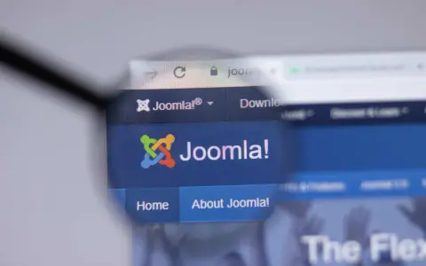Lupa powiększa logo i nazwę Joomla! na stronie internetowej. Dowiedz się, joomla co to za system CMS.