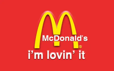Logo McDonald's z hasłem "i'm lovin' it". Klasyczne śmieszne hasła reklamowe, które zapadają w pamięć.