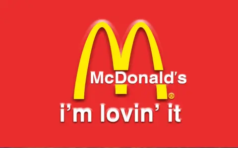 McDonald's "i'm lovin' it" - klasyczne hasła reklamowe przykłady. Złote łuki na czerwonym tle.