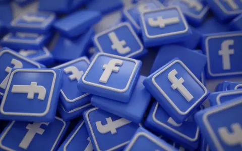 Stos ikon Facebooka. Chcesz wiedzieć, jak zwiększyć zasięgi na FB? Te ikony symbolizują potencjał dotarcia do milionów.