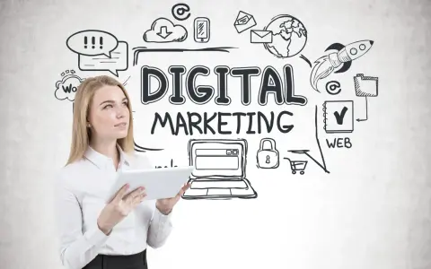 Kobieta z tabletem analizuje schemat "DIGITAL MARKETING", rozważając jego wady i zalety.