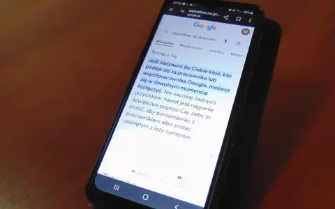 Oszustwo na pracownika Google. Telefon ostrzega przed nieznanymi połączeniami, by nie paść ofiarą oszustów.