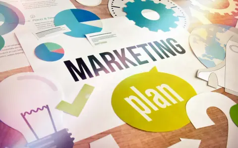 Grafika przedstawia elementy strategii marketingowej: wykresy, żarówkę, globus i napis "MARKETING plan". To wizualizacja skutecznego outbound marketing.