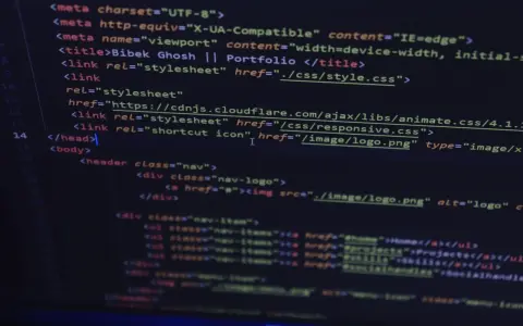 Kod HTML strony z meta tagami, tytułem "Bibek Ghosh || Portfolio" i linkami do plików CSS.
