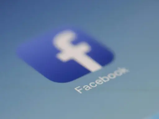 Ikona Facebooka. Chcesz wiedzieć, jak odświeżyć post na FB? Zobacz, jak to zrobić!