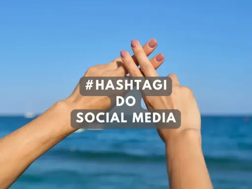 Dwie dłonie tworzą znak #. Tekst: #HASHTAGI DO SOCIAL MEDIA. Idealne gotowe hashtagi na wakacje.