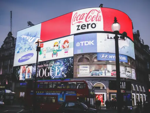 Najpopularniejsze reklamy telewizyjne na ekranach Piccadilly Circus: Coca-Cola Zero, Samsung, Vogue, Hyundai.