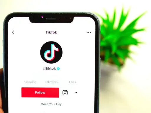 Ekran telefonu z aplikacją TikTok. Zastanawiasz się, ile można mieć kont na TikToku?