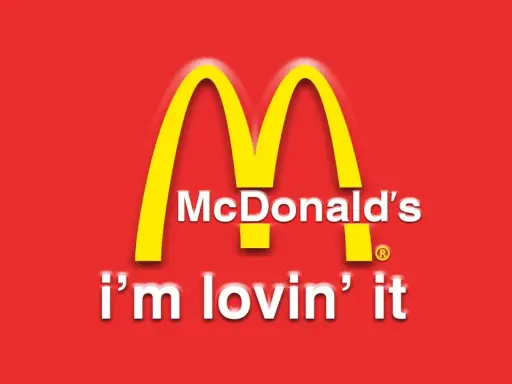 Logo McDonald's z hasłem "i'm lovin' it". Klasyczne śmieszne hasła reklamowe, które zapadają w pamięć.