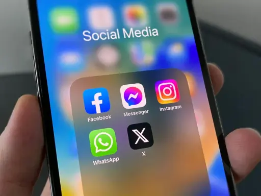Na ekranie telefonu ikony Facebook, Messenger, Instagram, WhatsApp i X. Czy to już mem, czy jeszcze tylko aplikacje?