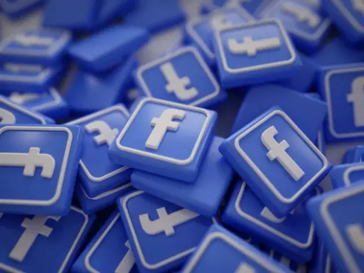 Stos ikon Facebooka. Chcesz wiedzieć, jak zwiększyć zasięgi na FB? Te ikony symbolizują potencjał dotarcia do milionów.