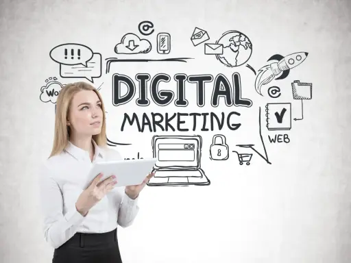 Kobieta z tabletem analizuje schemat "DIGITAL MARKETING", rozważając jego wady i zalety.