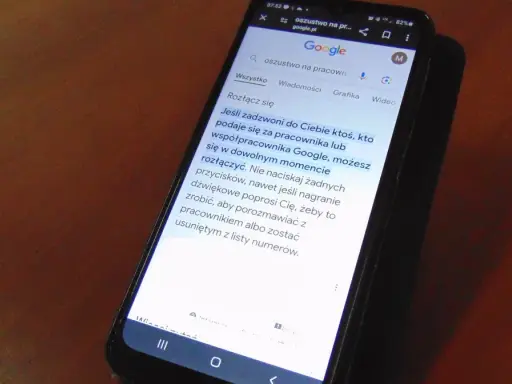 Oszustwo na pracownika Google. Telefon ostrzega przed nieznanymi połączeniami, by nie paść ofiarą oszustów.