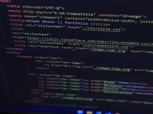 Kod HTML strony z meta tagami, tytułem "Bibek Ghosh || Portfolio" i linkami do plików CSS.